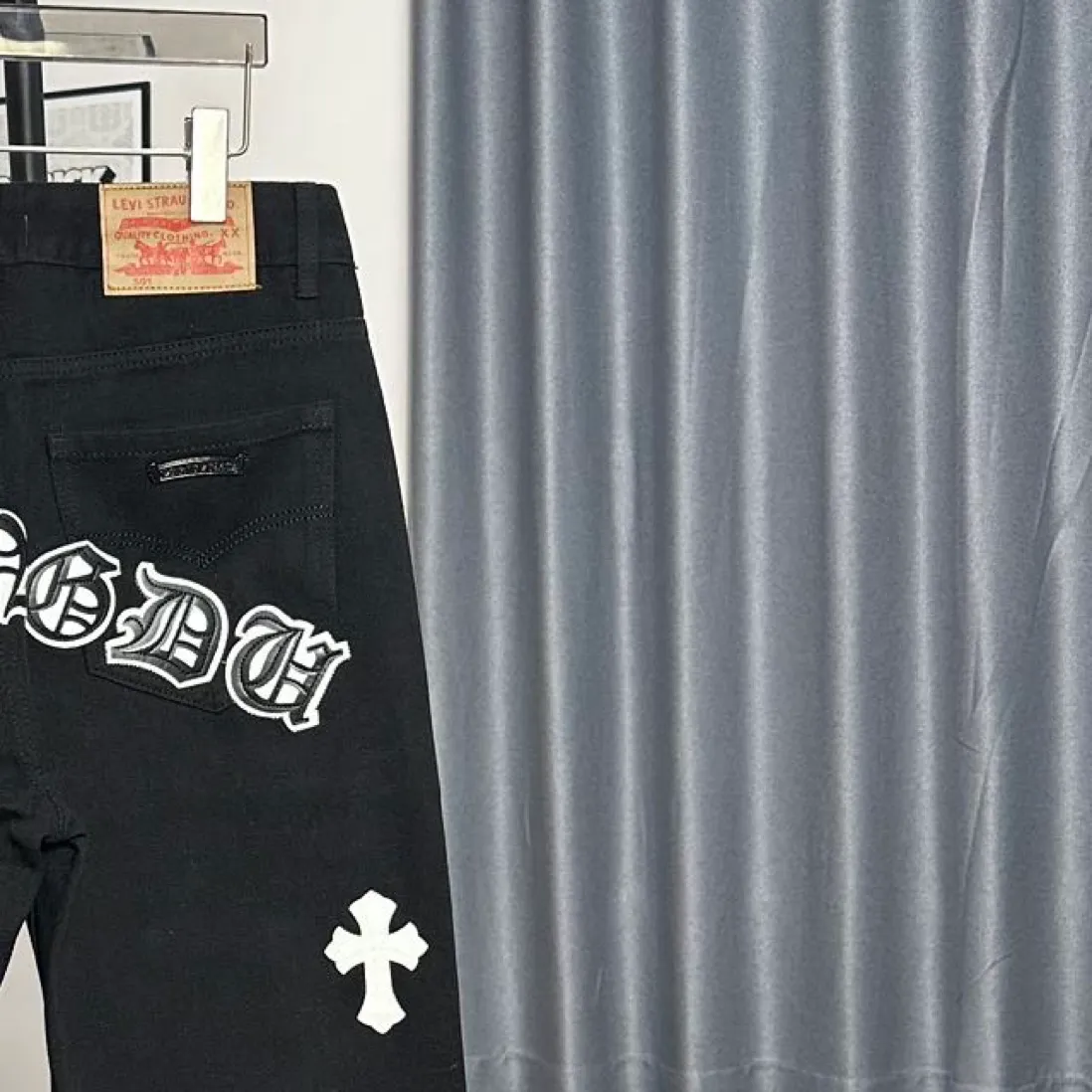 P210 Chrome Hearts City Limited New City Limited Jeans Chrome Hearts City Limited Jeans Hardware Customization Original Development Vintage Levis American 501 Black Gray Base Version Levis American 501 Base Version Imported Sheepskin 925 Silver Remake [Top heavy industry fashion design] Consistently high-street luxury style. Speaking of this style, the Zangyin family and GU family are definitely the leading representative brands. Especially the Zangyin family has really achieved a state-of-the-art effect in creating high-street style. The unique washed material is used to create this style. The color system is already quite eye-catching. After it is decorated with patchwork cross flowers, it cleverly highlights the charm of the brand. Secondly, this style uses classic The high-waist cutting design highlights the long legs and fashionable temperament of the upper body. The brand is highly recognizable and the slim fit configuration is more suitable for daily wear. It is a product that interprets personality, fashion, and specifications at a glance. This single product is enough to make any fan excited. It can be a white T-shirt for a youthful college style, or a tight suspender for a royal style. It has strong matching ability and can be easily controlled by men.  [Materials and craftsmanship] Needless to say, this point goes without saying. As an excellent craftsman brand, Zangyin’s requirements for details and craftsmanship are really perfect. The washed color of this model has gone through so many processes, not to mention the embellishment of denim appliques. It is also purely hand-made and sewn. Just like what they believe in, only hand-made things have soul and have the meaning of wear. A top-notch heavy-duty fashionable denim item, I look forward to your perfect interpretation! ! Color: Black and blue, black and white Size: M L